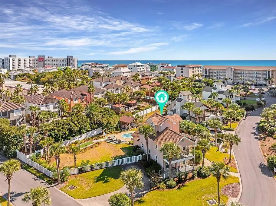 Holiday home 4 Bedroom - 3 Ba Private Pool Putting Green Destin