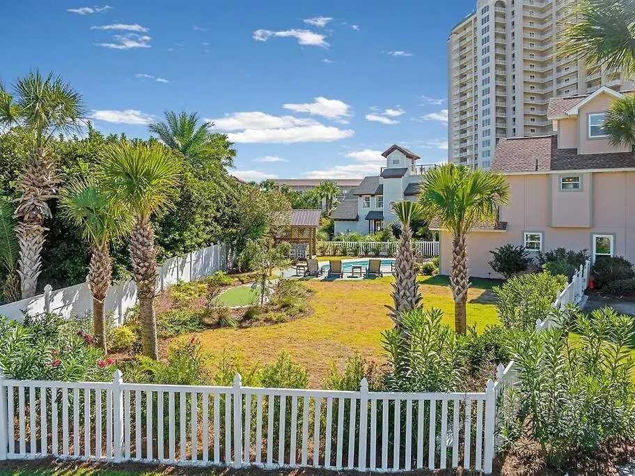 Holiday home 4 Bedroom - 3 Ba Private Pool Putting Green Destin